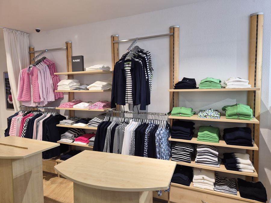 Einblick in das ModeVitrine Geschäft auf Norderney